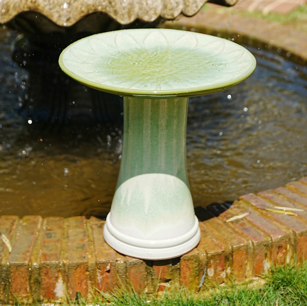 Waterornament Handgemaakt Keramieken Vogelbad Met Bloemrelief 43 Cm 45 Cm Hoog Lichtgroen Glazuur Voor Tuin En Terras Vorstbestendig Weerbestendig