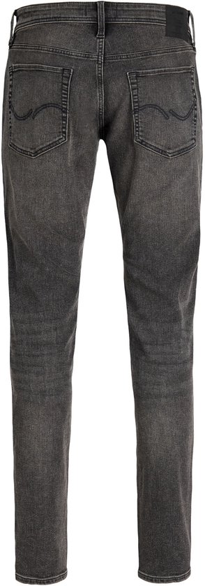 Achterkant van een grijze slim fit jeans met zwarte leren label.