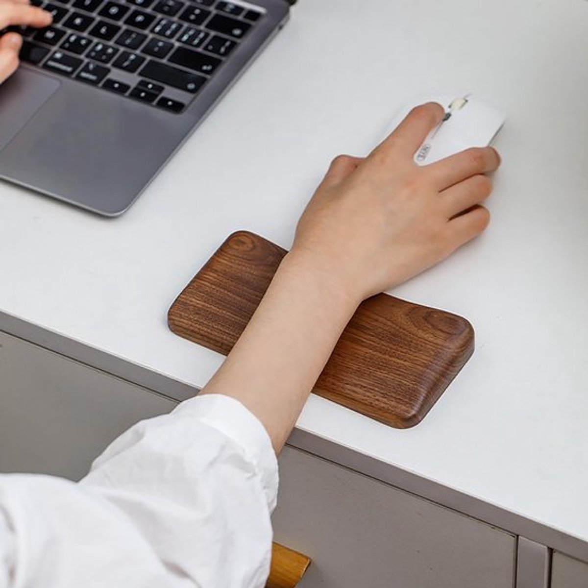 - Ergonomische Muismat - Houten Polssteun - Stijlvol en Praktisch - Zwart Walnoot - Comfortabel voor Kantoor en Gaming - Geschikt voor Mui
