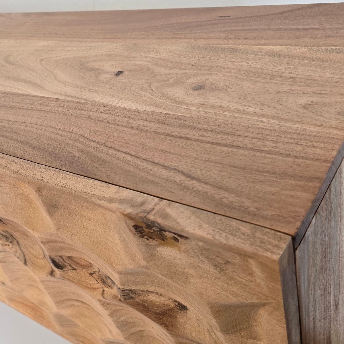 Ervesto Lowboard - Tv-meubel 160x56x37 Cm - Acacia Massief Hout - Bruin Met Zwarte Poten - Handgemaakt Dressoir - Voor Tv’s Tot 70 Inch