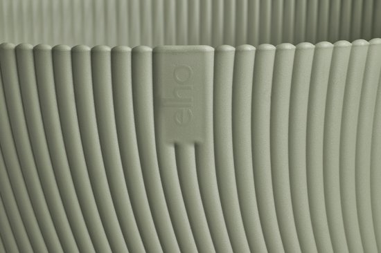 Detail van de groene bloempot met verticale ribbels en merklogo.