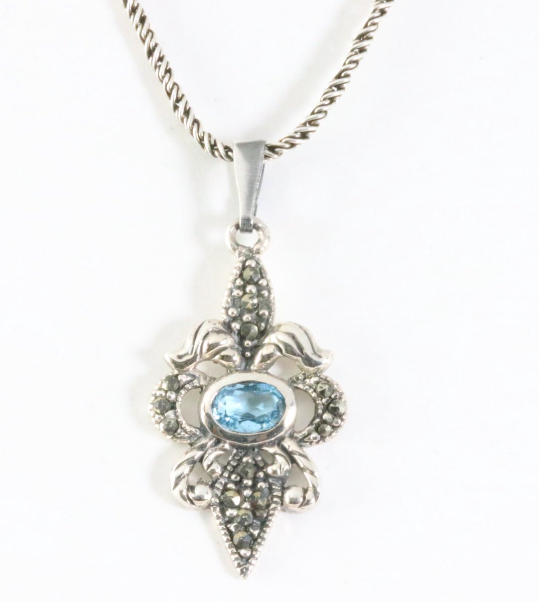 Zilveren hanger met amethist en marcasiet aan ketting