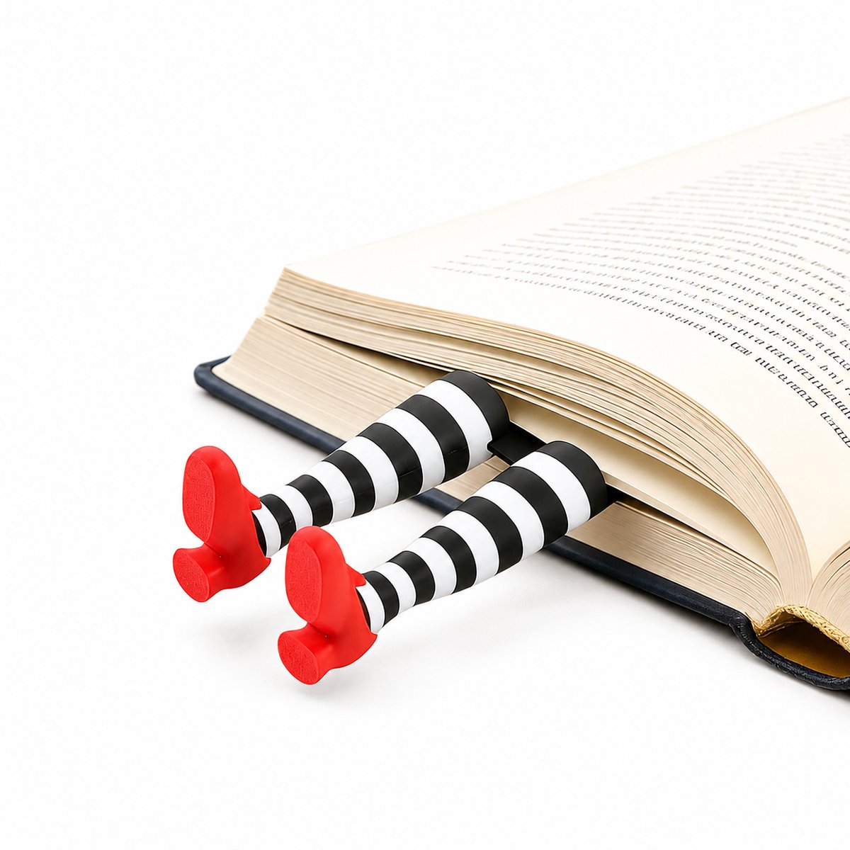 Boekenlegger met Bengelende Beentjes – Wit met Zwart-Wit Gestreepte Kousen & Rode Schoentjes – Originele Bladwijzer – Cadeau voor Boekenliefhebbers