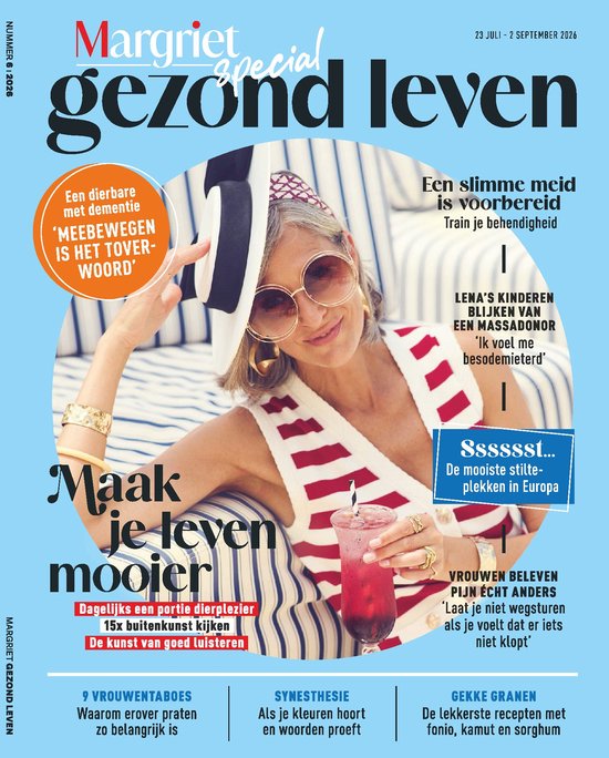 Vrouw met gestreepte top en zonnebril, met tijdschrift 'Margriet Gezond Leven'.