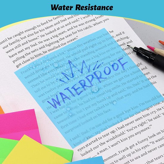 Blauw, transparant memoblaadje met de tekst 'WATERPROOF' erop, geplakt op een boekpagina. Zwarte stift ernaast.
