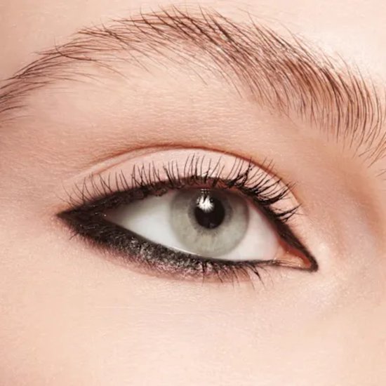 Close-up van een vrouwenoog met zwarte eyeliner.
