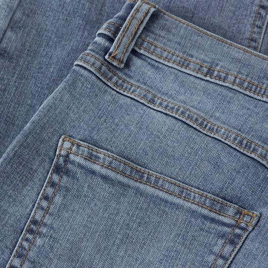 Detail van de achterkant van een lichtblauwe spijkerbroek met bruine stiksels en twee zakken.