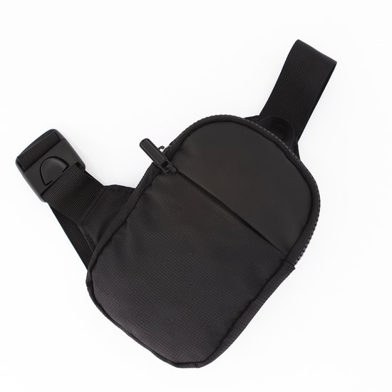 Zwarte crossbody tas met schuine rits en verstelbare band, van bovenaf gezien.