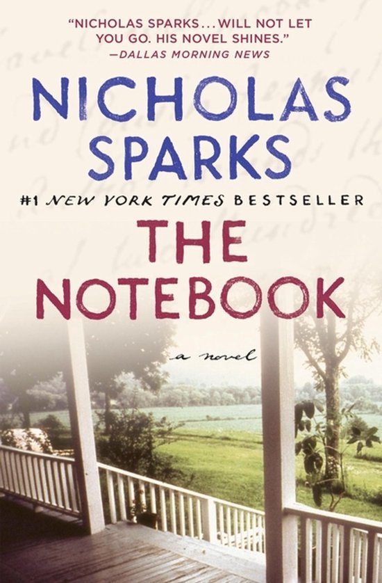 Boekomslag van 'The Notebook' door Nicholas Sparks, een #1 New York Times Bestseller. De omslag toont een landschap met een veranda op de voorgrond.