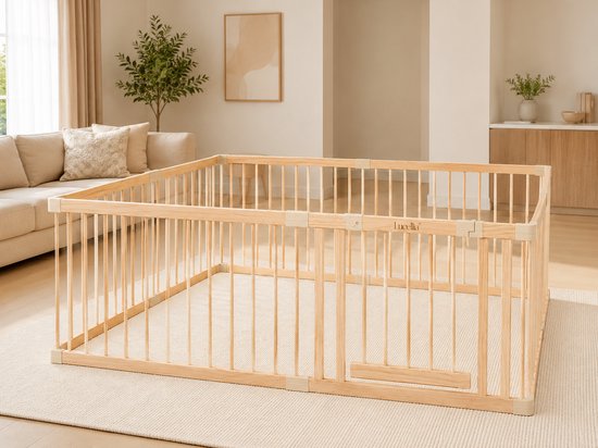 Houten babybox met poortje en beige connectoren, opgesteld in een woonkamer op een beige tapijt.