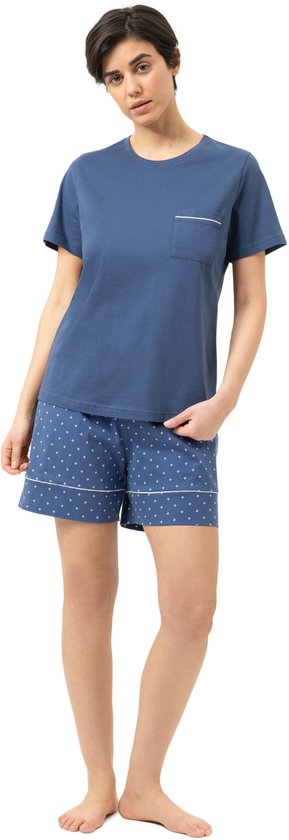 Blauw pyjamaset met korte mouwen en een all-over stippenprint. Het shirt heeft een borstzakje en de broek heeft witte biesjes.