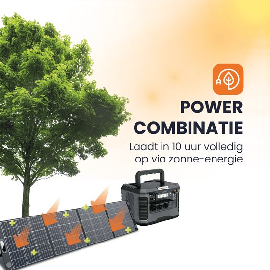 Zwarte powerstation naast zonnepanelen onder een boom. "POWER COMBINATIE". Laadt in 10 uur volledig op.