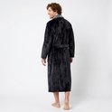 Man draagt donkergrijs, lang, zacht fleece badjas met grijze sjaalkraag, gedetailleerd met ceintuur.