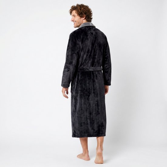 Man draagt donkergrijs, lang, zacht fleece badjas met grijze sjaalkraag, gedetailleerd met ceintuur.