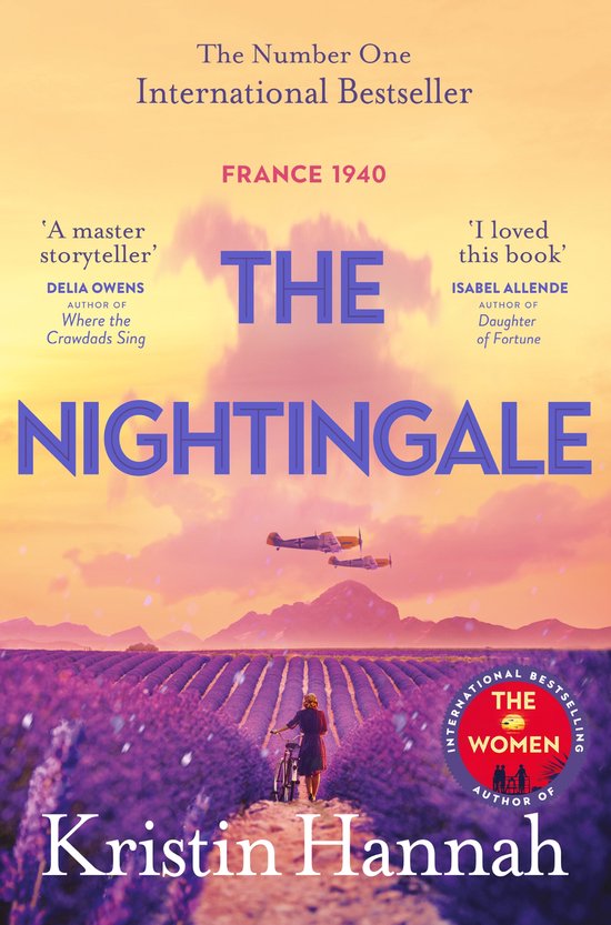 Boekcover 'The Nightingale' met tekst 'FRANCE 1940', twee vliegtuigen, lavendelveld en een vrouw op fiets.
