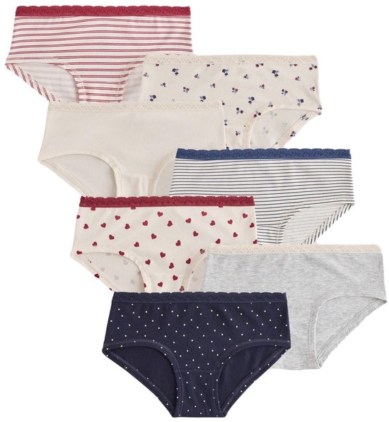 Set van zeven hipsters: effen crème, met blauwe strepen en kant, met rode strepen, met bloemen, met kleine rode hartjes, met stippen en grijs.