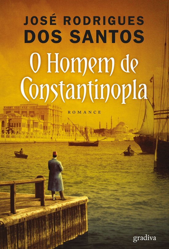 Couverture du livre 'O Homem de Constantinopla' avec un homme debout sur une jetée, regardant vers une ville avec des bateaux sur l'eau.