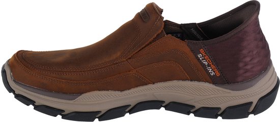 Zijkant van een bruine leren heren instapper met gesmokte details en een "Skechers Slip-Ins" logo.