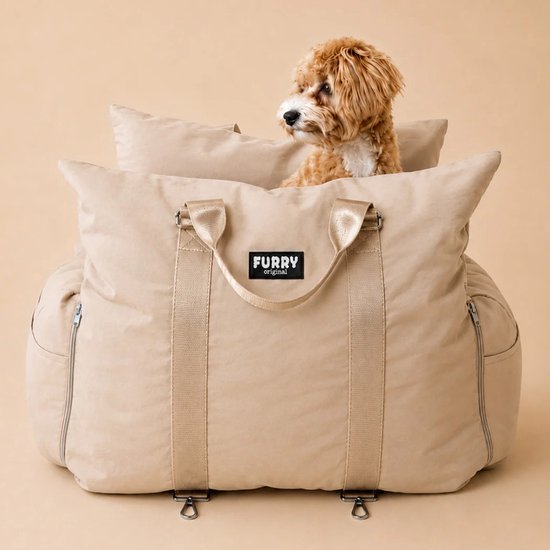 Beige reismand van Furry Original met een klein hondje erin. Heeft twee handvatten en zijvakken.