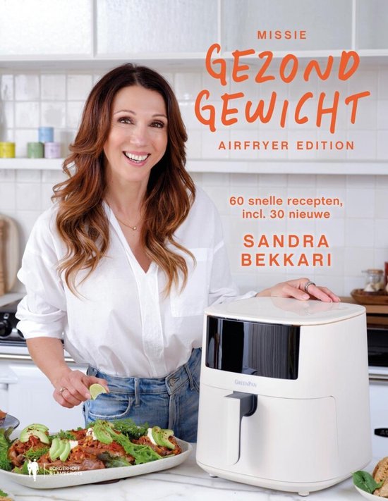 Femme en chemise blanche et jean à côté d'une friteuse à air blanche, avec le livre "Missie Gezond Gewicht Airfryer Edition" par "Sandra Bekkari".