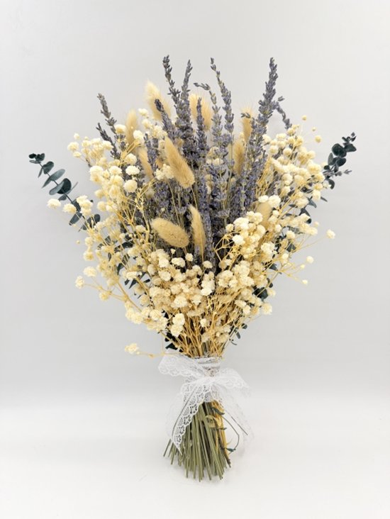 Boeket van gedroogde lavendel, eucalyptus, gipskruid en hazestaartjes, bijeengehouden met wit kanten lint.