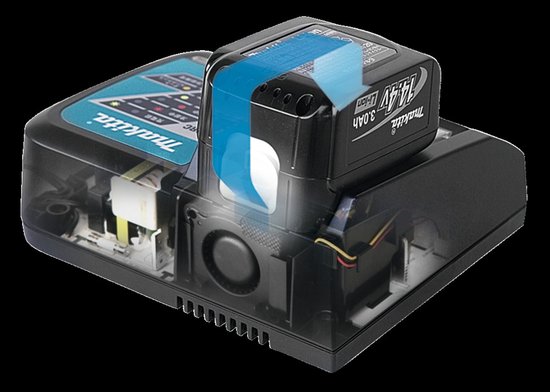 Makita DC18RC lader met turquoise laadstation. Een 14.4V 3.0Ah accu is geplaatst. De binnenkant is zichtbaar met elektronica en ventilator.