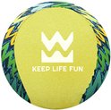 Lichtgele Waboba bal met groen en blauw zigzagpatroon, tekst 'KEEP LIFE FUN'.
