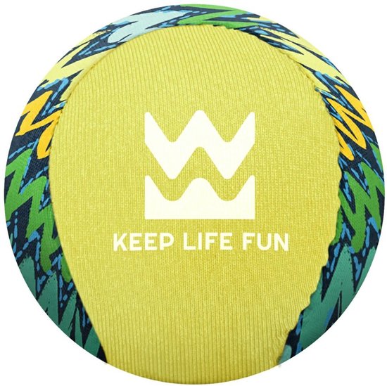 Lichtgele Waboba bal met groen en blauw zigzagpatroon, tekst 'KEEP LIFE FUN'.