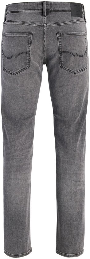 Achterkant van grijze jeans met zakken.