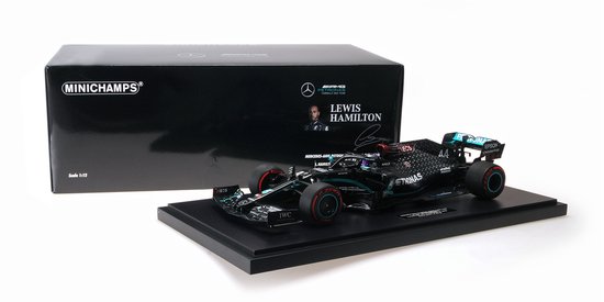 Zwarte Minichamps 1:12 schaalmodel Formule 1 auto met "Lewis Hamilton" en "44" opdruk. Reden deels met PETRONAS, IWC, AMD logo's.