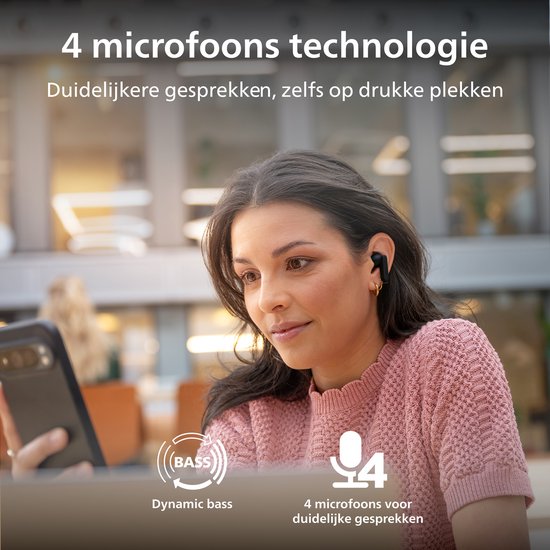Vrouw met zwarte oordopjes kijkt naar haar telefoon. "4 microfoons, duidelijke gesprekken."