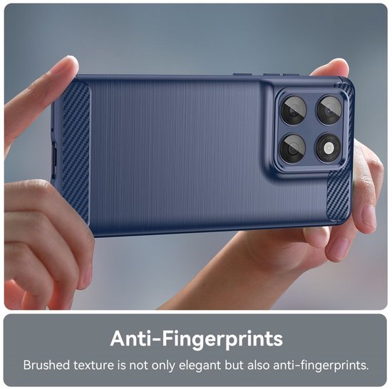 Handen houden een blauw geborsteld TPU hoesje met carbon accenten vast.