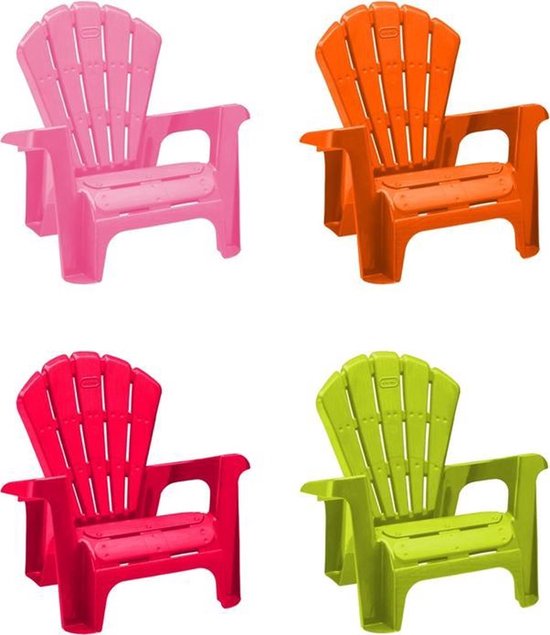 Vier kinderstoelen in roze, oranje, rood en groen.
