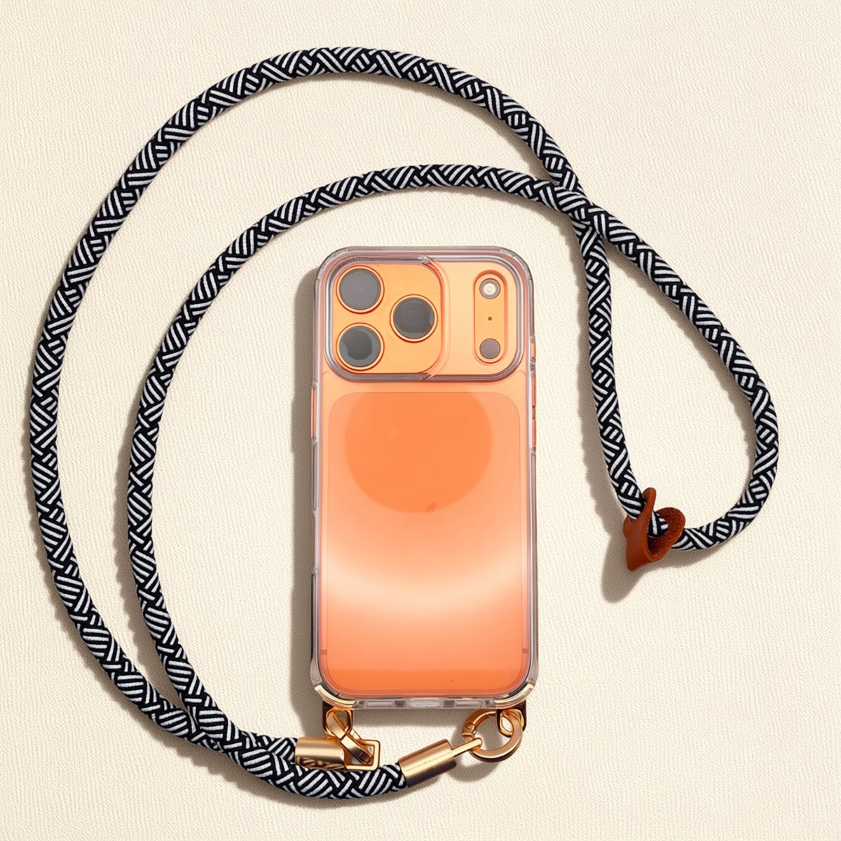 iPhone 17 Pro Hoesje met Luxe Telefoonkoord – Transparante Case met Crossbody Lanyard – Fashion Telefoonkoord Dames – Dubbele Gouden Bevestiging – Inclusief Adapter – Zwart Wit Motief