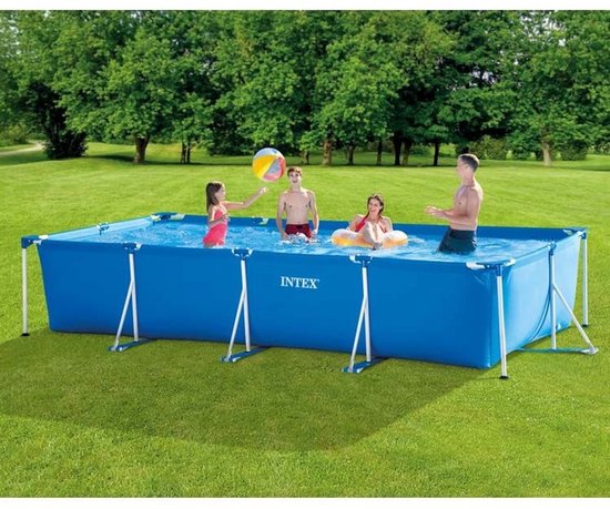 Vier personen spelen in een blauw Intex rechthoekig zwembad in een grasveld.