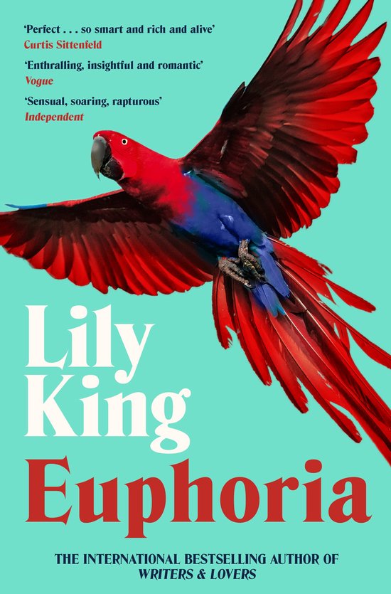 Boekomslag van 'Euphoria' door Lily King, met een rode en blauwe papegaai op een lichtblauwe achtergrond.