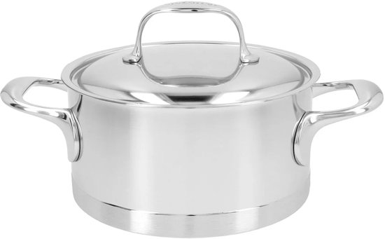 Casserole en acier inoxydable avec couvercle et deux poignées, sur fond blanc.