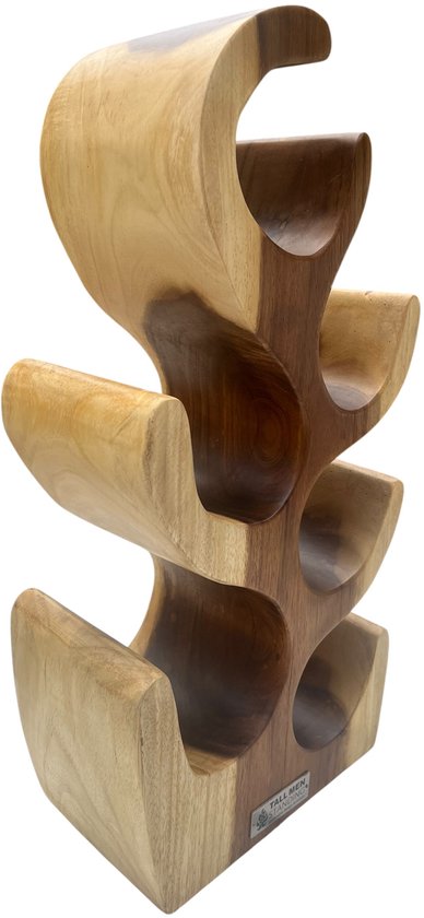 Houten wijnrek met een organische, golvende vorm. Het rek is gemaakt van twee contrasterende houtsoorten: een lichte en een donkere tint. Er is een logo zichtbaar op de basis.