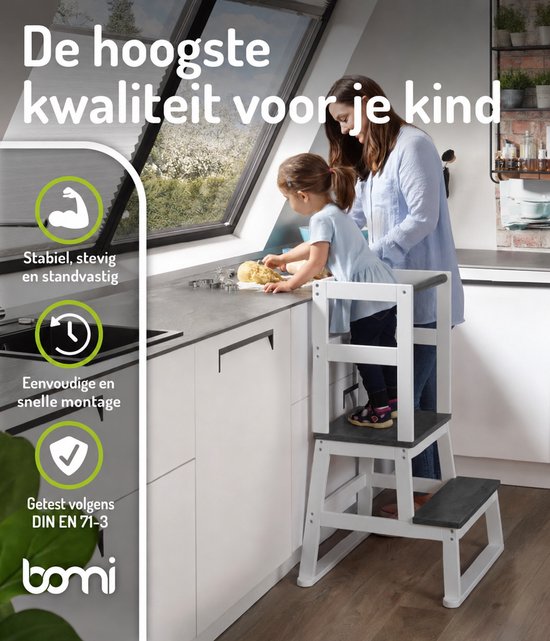 Moeder helpt kind aan de keukentafel met de witte leertoren. Opdruk 'De hoogste kwaliteit voor je kind'.