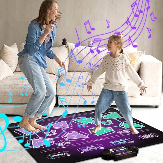Een vrouw en een kind springen op een paarse dansmat met muzieknoten. Er zit een zwarte spelconsole aan.