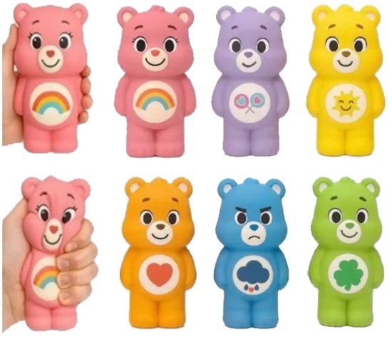 Verzameling van 8 Care Bears squishy figuren, waaronder roze, paars, geel, oranje, blauw en groen.