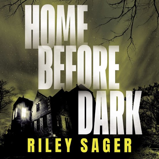 Couverture du livre 'Home Before Dark' de Riley Sager. Une maison hantée la nuit avec le titre 'Home Before Dark' en grandes lettres.