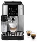 Zilverkleurige De'Longhi Magnifica Start espressomachine met een melkreservoir, schuimige cappuccino en twee espresso's.