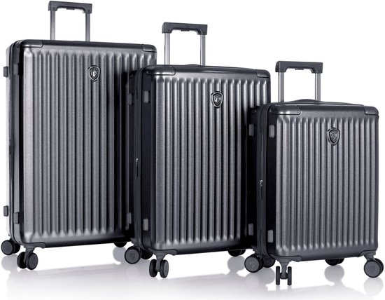 Set van drie antracietgrijze HEYS koffers met ribbelpatroon, trolleysysteem en logo's.