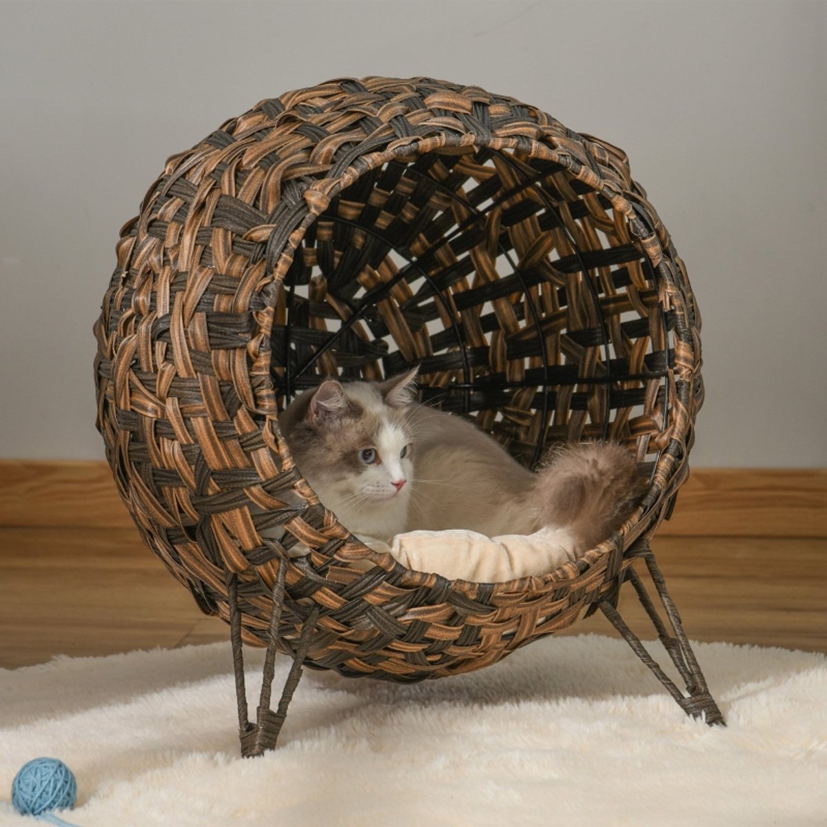 FloraGrace Kattenhuis – Handgeweven Rattan Kattenhöhle Met Kussen – Ø52 X 58 Cm – Rotan En Metaal – Bruin – Knusse Rustplek Voor Katten – Verhoogde Voeten