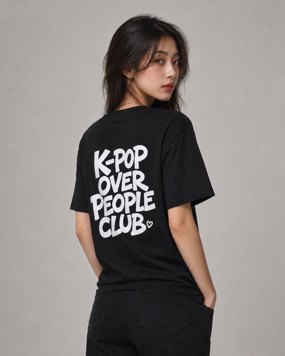 K-Pop Shirt Unisex Zwart | K-Pop Over People Club | Korean Pop Culture Streetwear | K-Pop Fan Cadeau | Akina Wear | Maat L