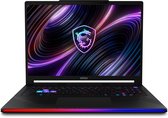 Zwarte MSI gaming laptop met verlicht toetsenbord en rode/blauwe LED-rand. MSI drakenlogo op scherm met gekleurde lijnen.
