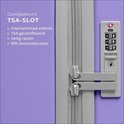 Detail van een lichtpaarse koffer met een geÿntegreerd TSA-slot met cijferslot. Tekst: Goedgekeurd TSA-slot, Internationaal erkend, TSA-gecertificeerd, Veilig reizen, 999 slotcombinaties.