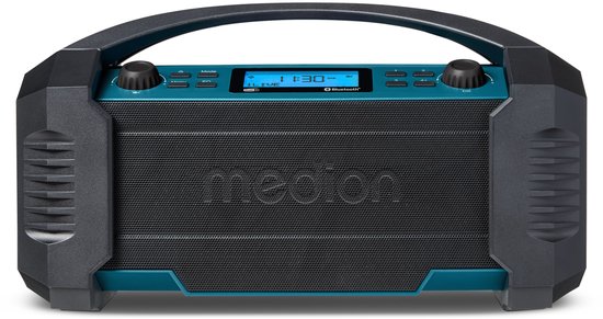 Blauwe en zwarte draagbare radio met handvat en luidsprekergril, wit op witte achtergrond.