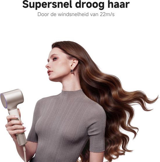 Vrouw met lang, golvend bruin haar, haar haar wordt door de lucht geblazen terwijl ze de haardroger vasthoudt. Text: Supersnel droog haar